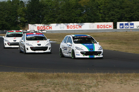 Mens Kim stadig var foran de to nye Peugeot 308.